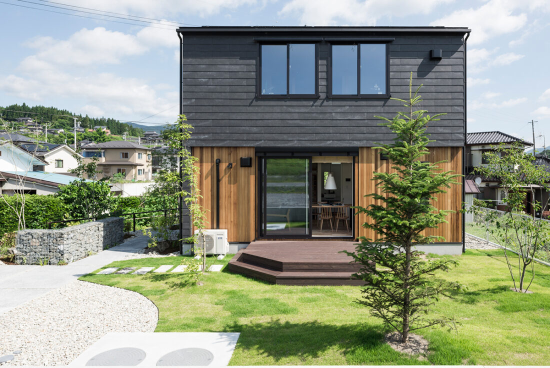 黒の窓枠と木目の組み合わせがおしゃれな家の実例